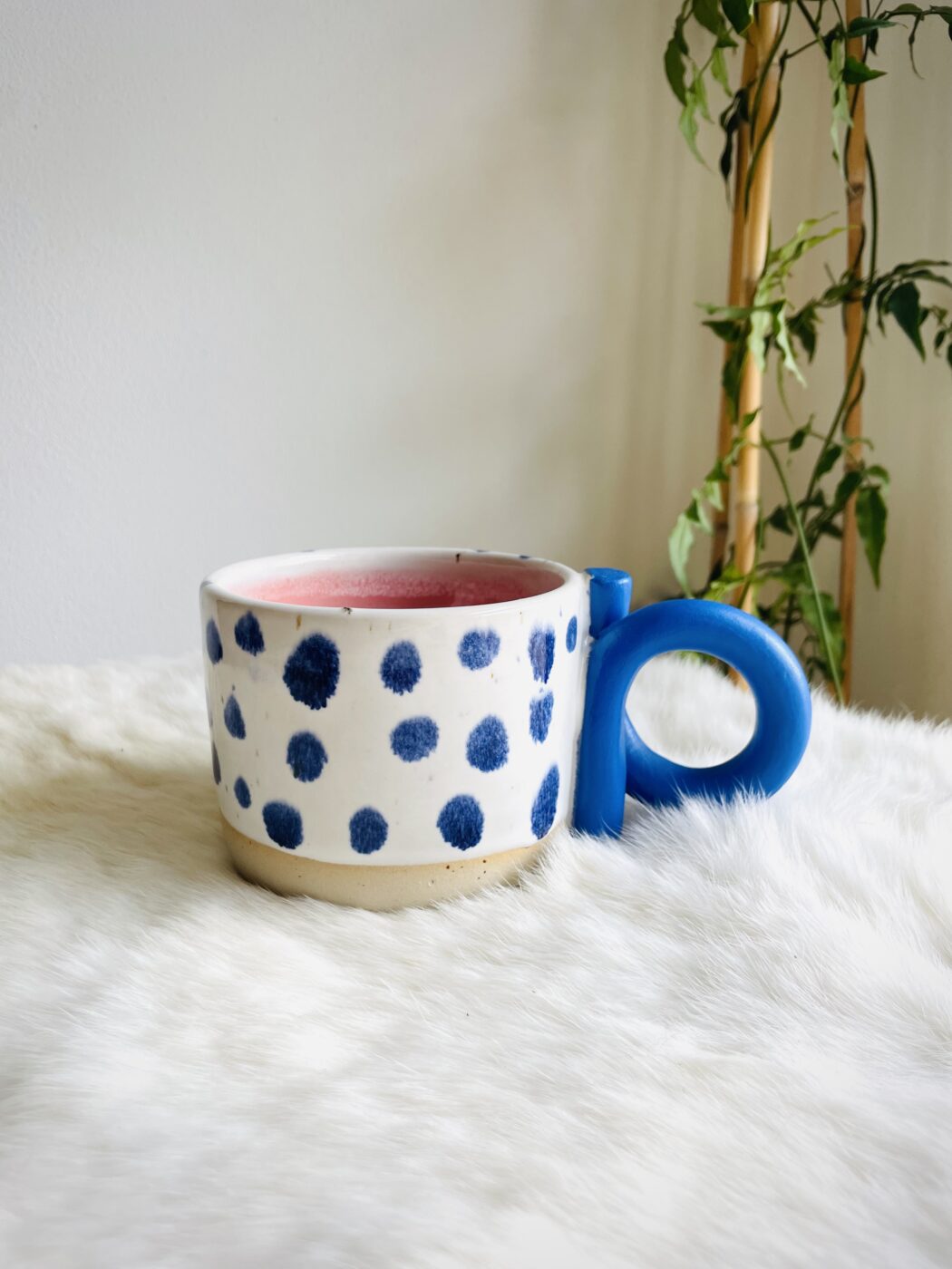 Puntikatý hrnek se žížalím uchem